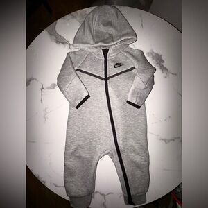 Baby Nike Tech Gray Hooded Footie